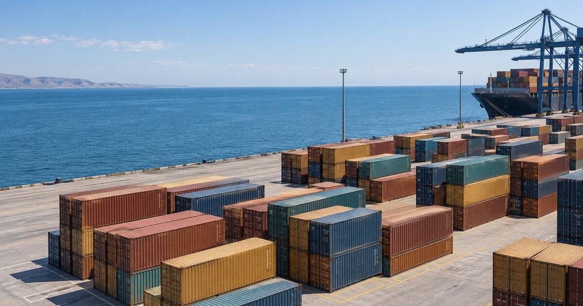 Contenedores de exportación e importación junto a documentos comerciales expresados en dólares